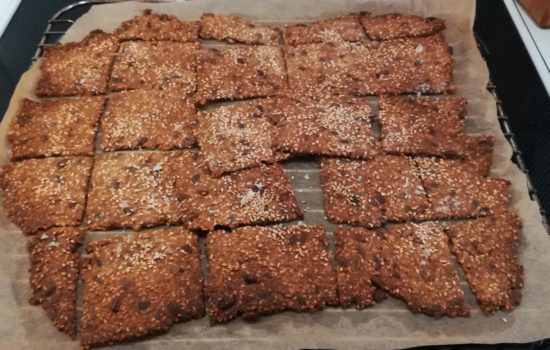 Leckeres knuspriges Knäckebrot mit salzigen Flocken.