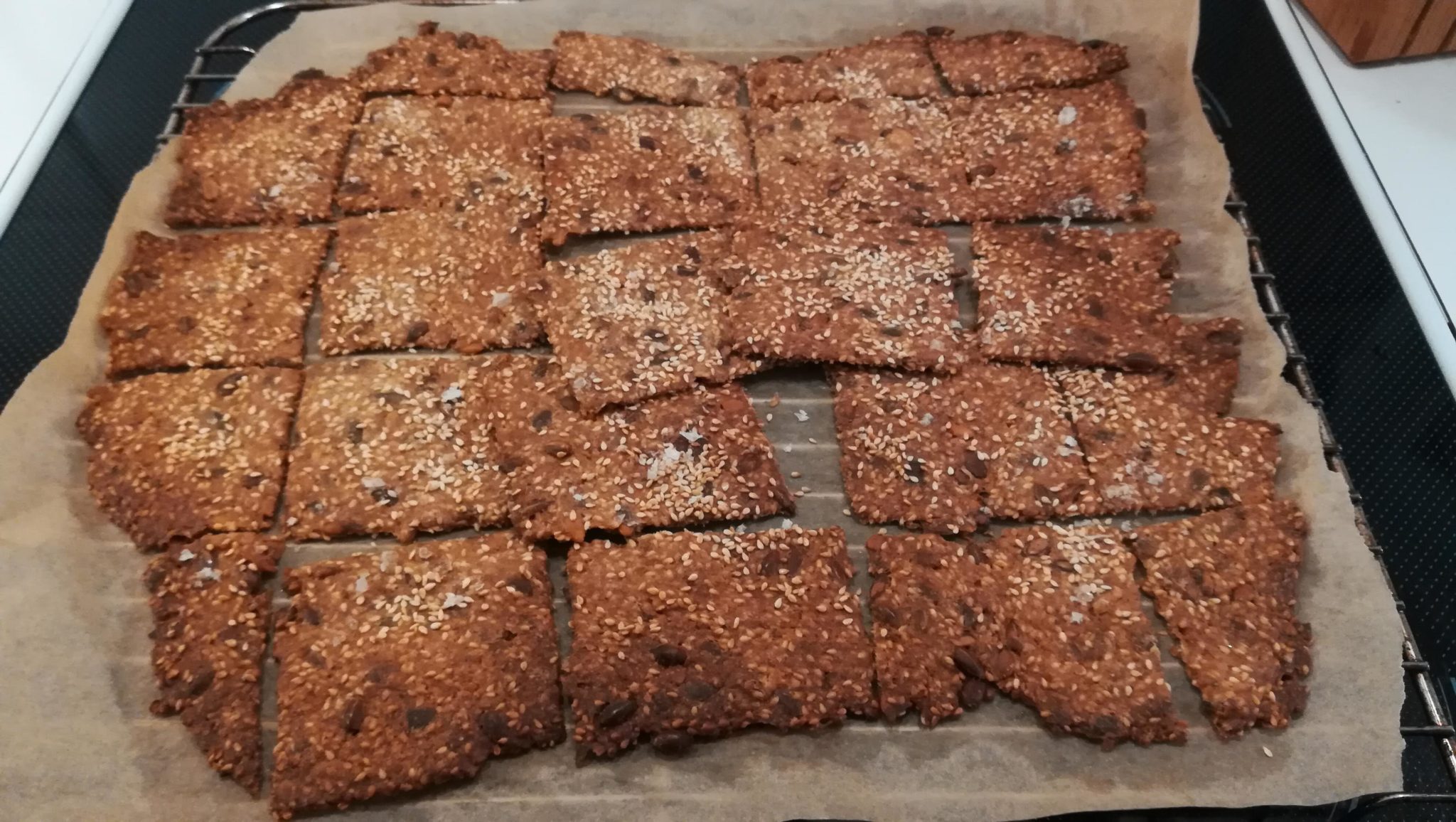 Leckeres knuspriges Knäckebrot mit salzigen Flocken.